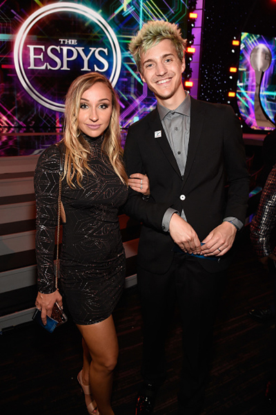 تعرف إلى زوجة أشهر لاعبي ألعاب الفيديو في العالم